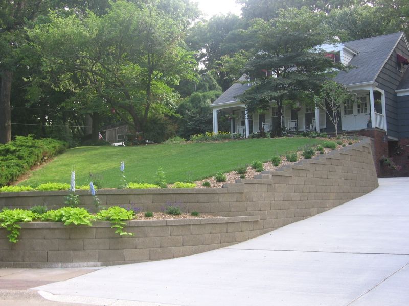 Retaining wall on a driveway